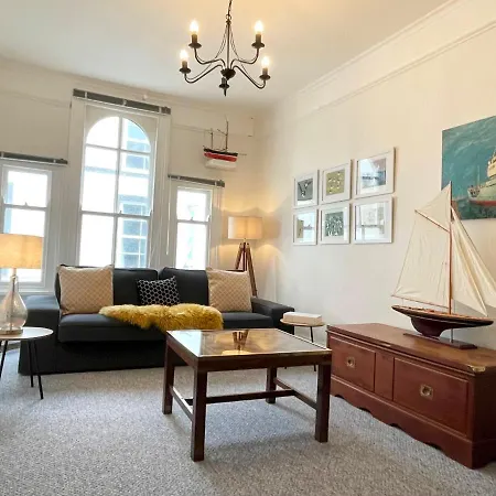 Holiday home Charming Two-bedroom Artist's In *