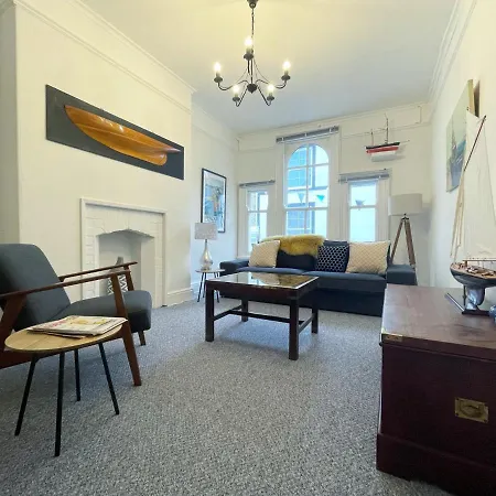 Charming Two-bedroom Artist's In Holiday home