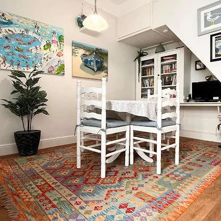 Charming Two-bedroom Artist's In Holiday home *