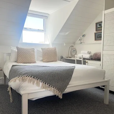 Charming Two-bedroom Artist's In Holiday home